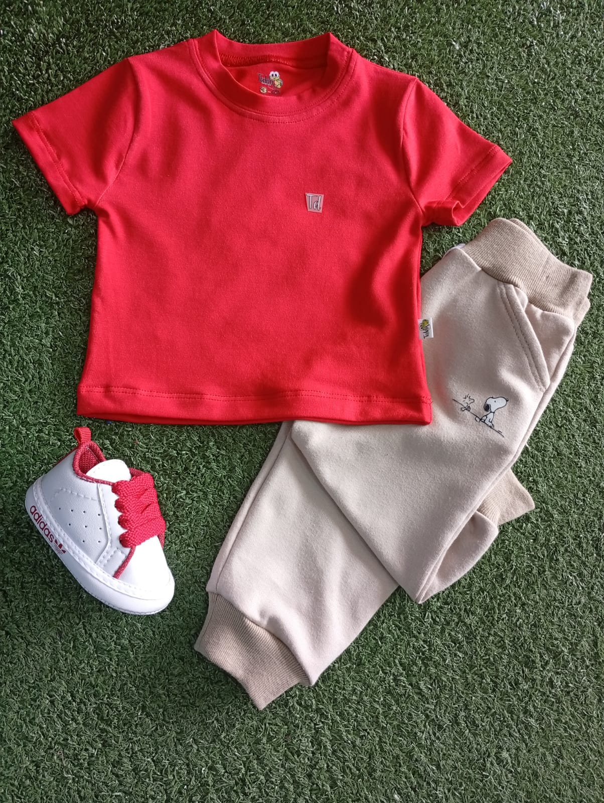 Conjunto Rojo con Pantalón Beige